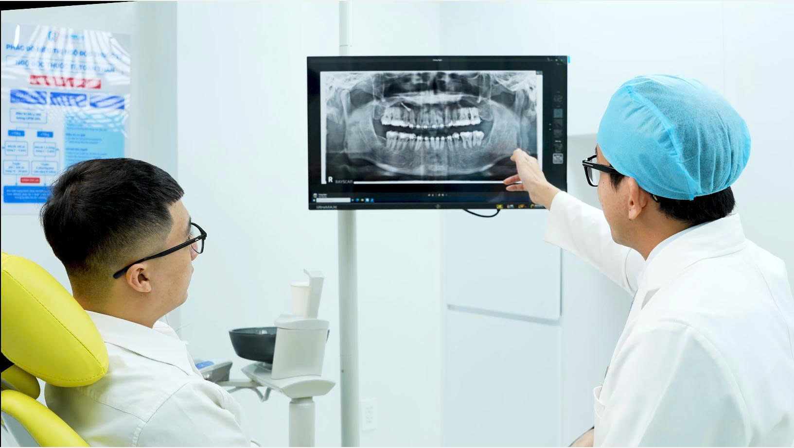 Bác sĩ CKI Trương Chí Bảo đang tư vấn cho khách hàng.