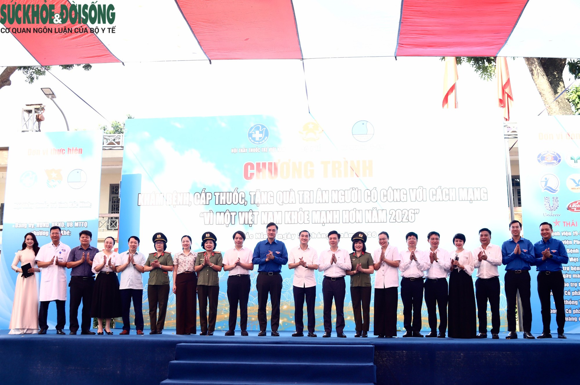 Những hình ảnh ý nghĩa trong chương trình tri ân người có công ở Bắc Ninh- Ảnh 2.