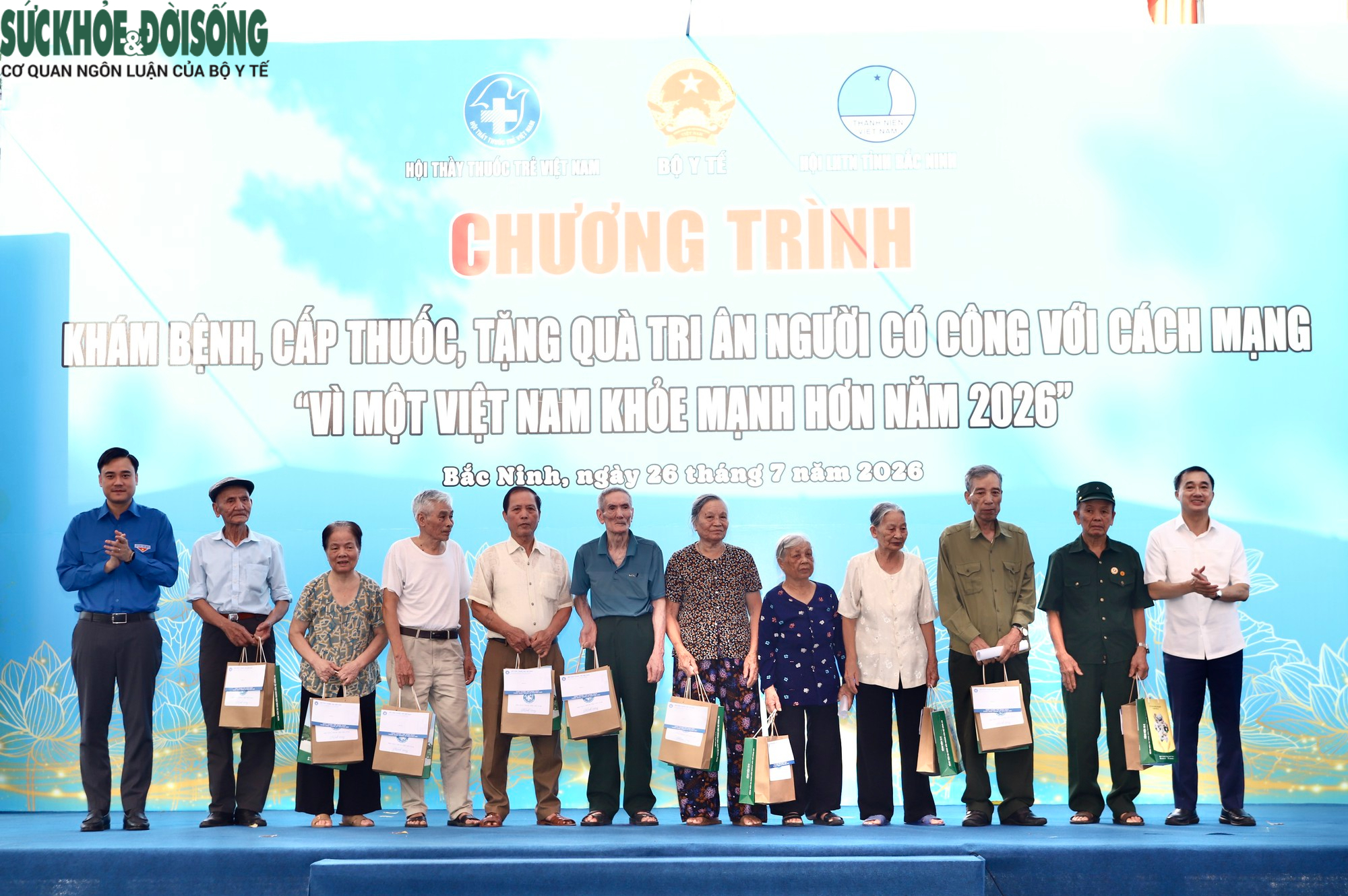 Những hình ảnh ý nghĩa trong chương trình tri ân người có công ở Bắc Ninh- Ảnh 3.