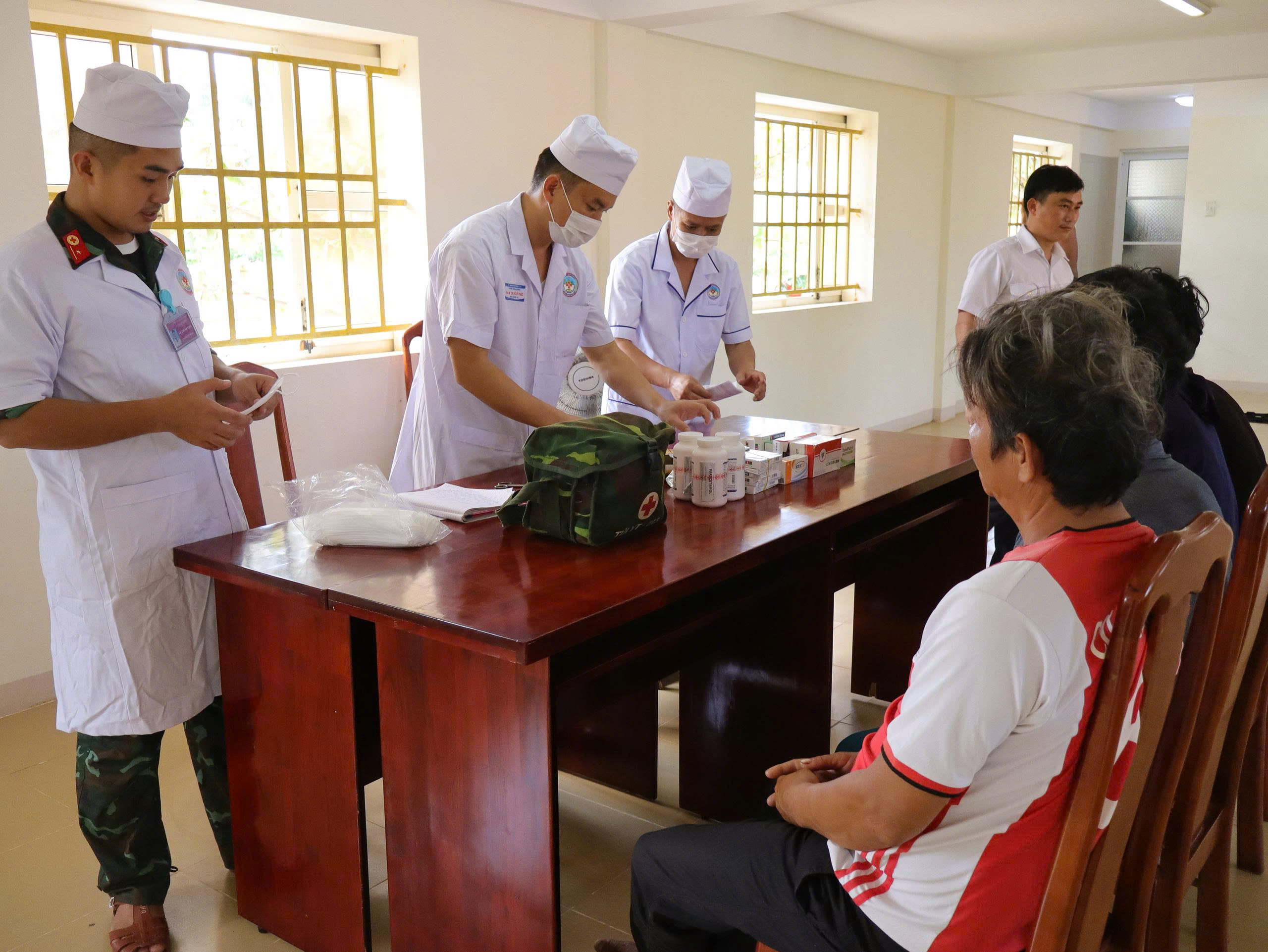 Ngư dân được cấp phát thuốc
