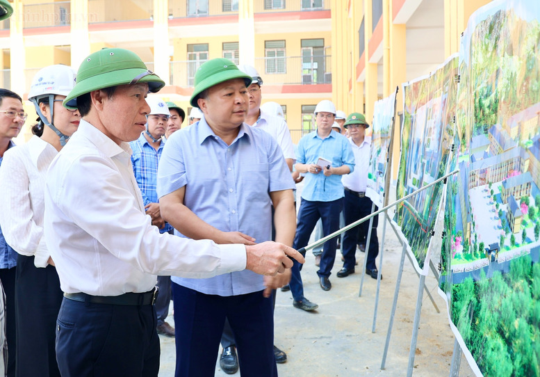 Phó Thủ tướng kiểm tra tiến độ trường nội trú hơn 251 tỷ đồng tại Tuyên Quang- Ảnh 1.