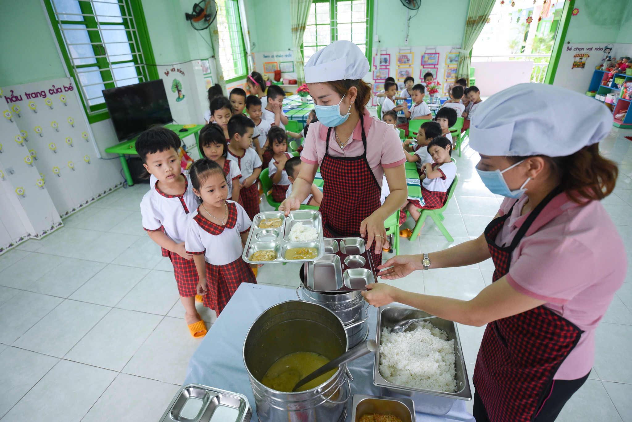 Hà Nội thống nhất quy trình tổ chức bữa ăn bán trú cho học sinh- Ảnh 1.