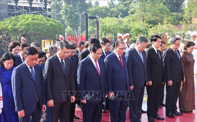 tuong-niem5-260726-1785039962973-1785039963970581324022 Lãnh đạo Đảng, Nhà nước tưởng niệm các Anh hùng liệt sĩ và viếng Chủ tịch Hồ Chí Minh- Ảnh 5.