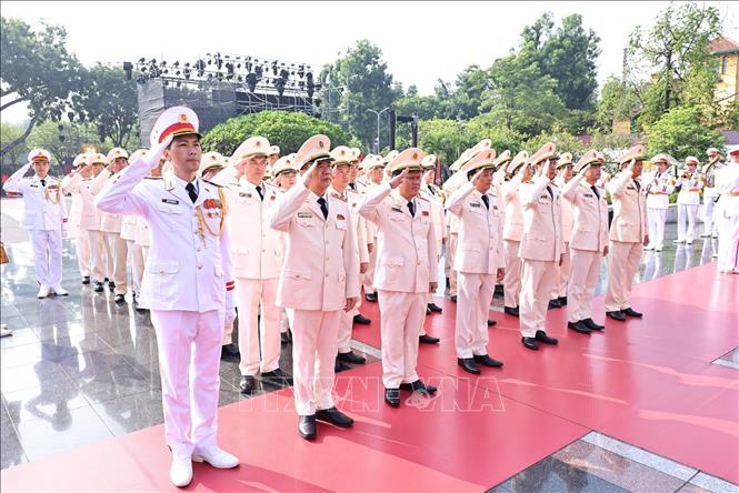 tuong-niem7-260726-1785039962973-17850399639701924383224 Lãnh đạo Đảng, Nhà nước tưởng niệm các Anh hùng liệt sĩ và viếng Chủ tịch Hồ Chí Minh- Ảnh 6.