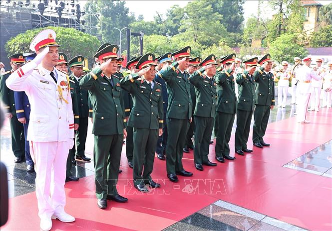 tuong-niem8-260726-1785039962973-17850399646031997268520 Lãnh đạo Đảng, Nhà nước tưởng niệm các Anh hùng liệt sĩ và viếng Chủ tịch Hồ Chí Minh- Ảnh 7.