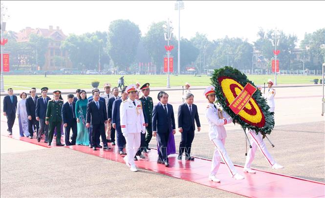 Lãnh đạo Nhà nước Tưởng Niệm Anh Hùng Liệt Sĩ và Viếng Bác Hồ