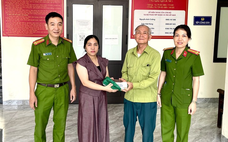 Nhặt được ví có vàng, người phụ nữ lập tức báo công an- Ảnh 2.