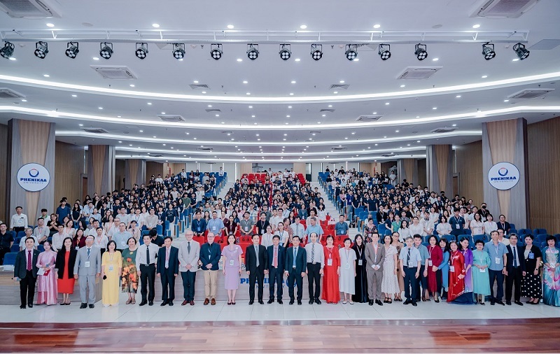 1-cac-dai-bieu-tham-du-hoi-nghi-17863503241411456924146 Khám Phá Đột Phá Trong Y Học Chính Xác Qua Nghiên Cứu GEN Tại MEDLATEC - Ảnh 1.