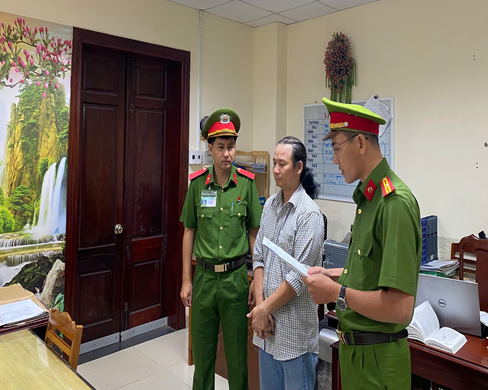 Khởi Tố Doanh Nghiệp Bán Giày Dép Giả Mạo Nhãn Hiệu Nổi Tiếng