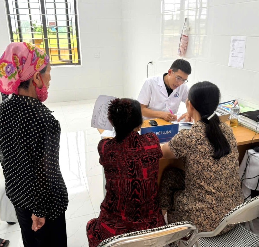 Bác sĩ thực hiện xét nghiệm