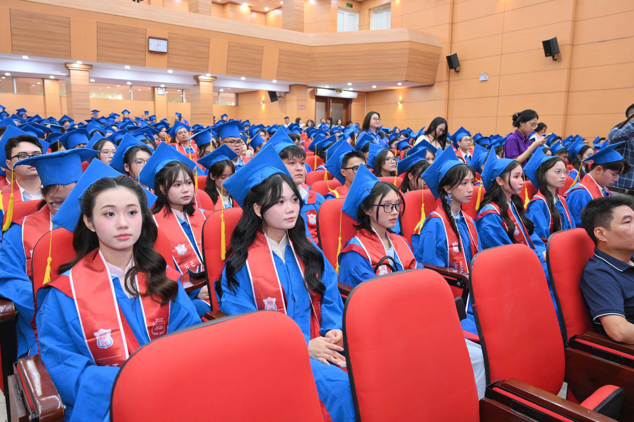 Đại học Y Hà Nội bổ sung 427 cử nhân chất lượng cao cho hệ thống y tế- Ảnh 2.