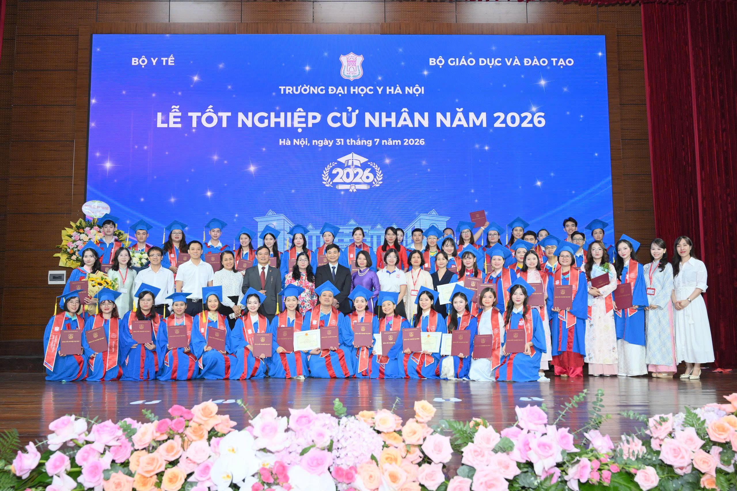 Sinh Viên Đại Học Y Hà Nội Tốt Nghiệp: Thêm 427 Chuyên Gia Mới Cho Ngành Y Tế