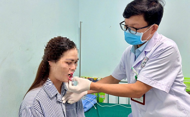 Bác sĩ thăm khám cho bệnh nhân sau phẫu thuật.