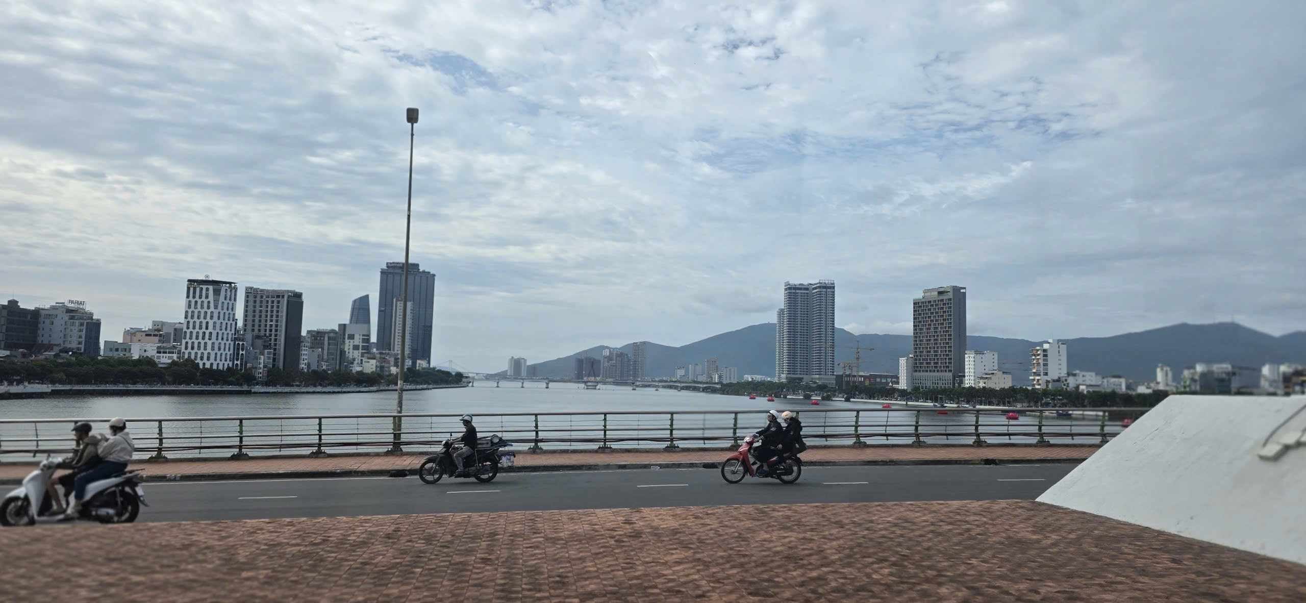 Miền Bắc mưa diện rộng, nắng nóng miền Trung kéo dài đến khi nào?- Ảnh 1.