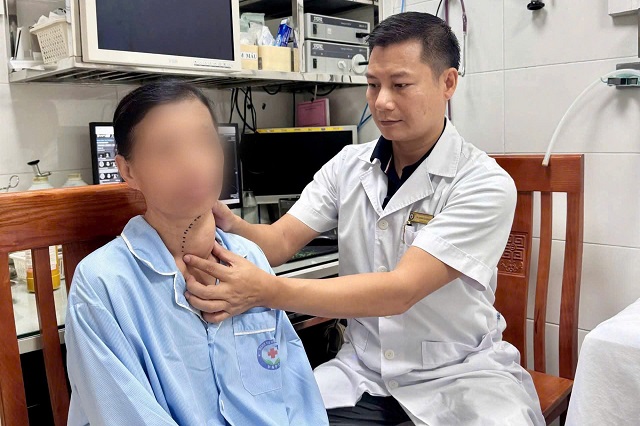 Khối u tuyến giáp khổng lồ chèn ép khí quản. Khối u tuyến giáp khổng lồ chèn ép khí quản.