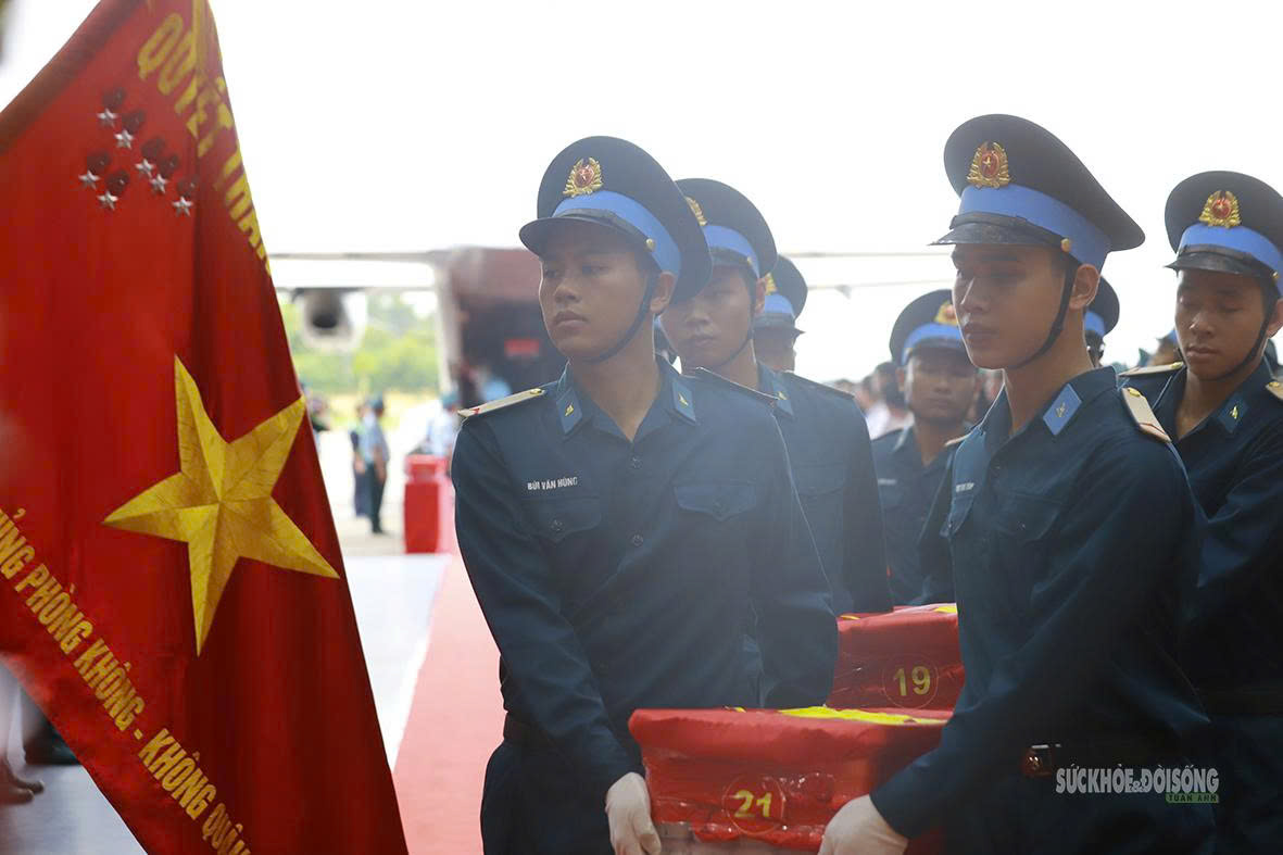 Bàn giao mẫu hài cốt liệt sĩ