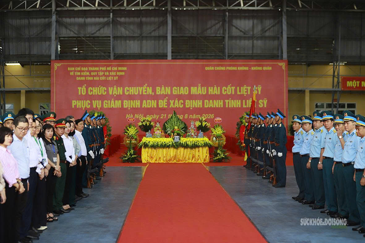 Lễ tiếp nhận mẫu hài cốt liệt sĩ tại Sân bay Gia Lâm