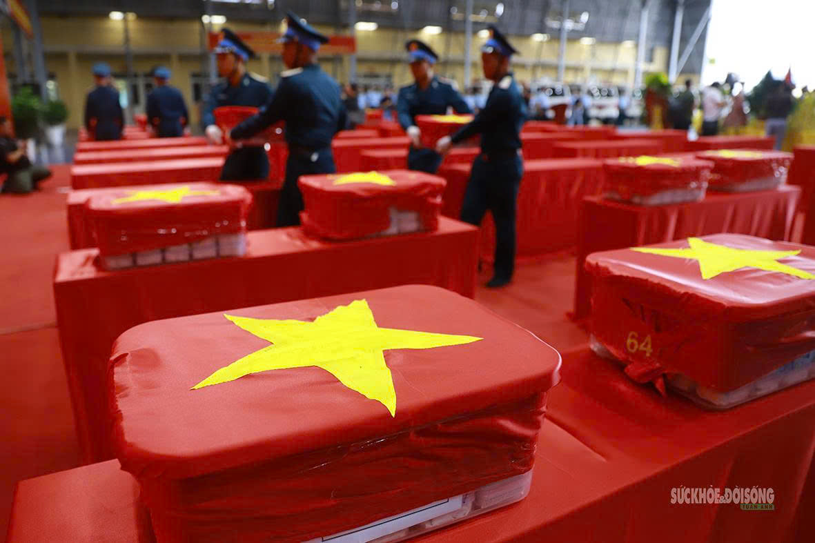 Lễ Tiếp Nhận Hơn 7.000 Mẫu Hài Cốt Liệt Sĩ Tại Sân Bay Gia Lâm