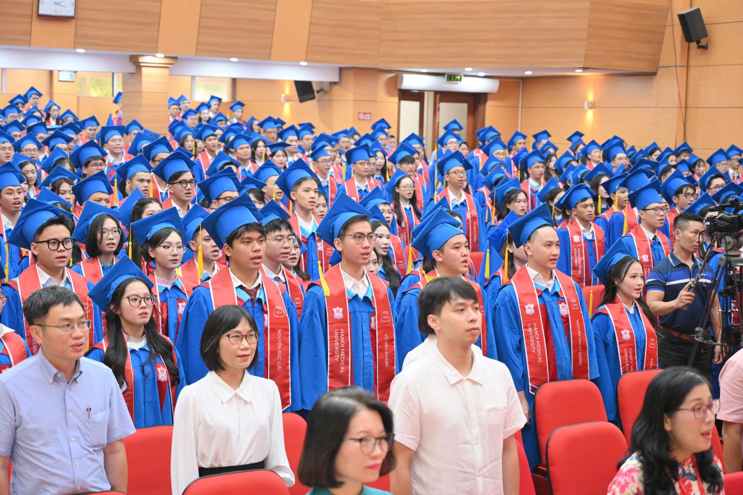 696 Tân Bác Sĩ Đại Học Y Hà Nội: Khởi Đầu Mới Trong Chăm Sóc Sức Khỏe - Ảnh 1.