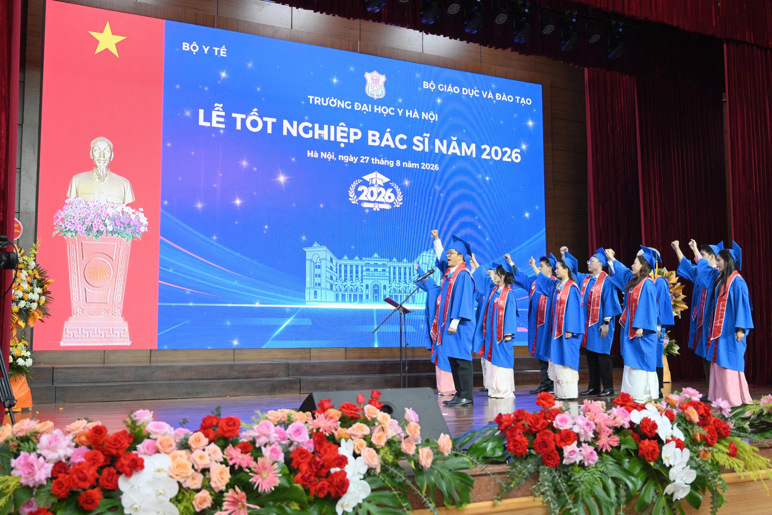 696 Tân Bác Sĩ Đại Học Y Hà Nội: Khởi Đầu Mới Trong Chăm Sóc Sức Khỏe - Ảnh 2.
