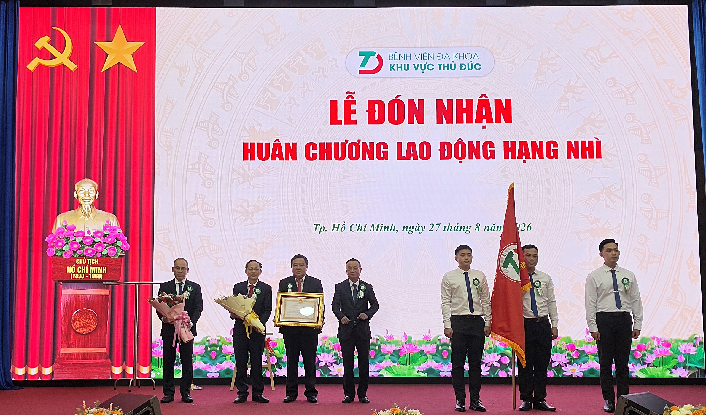 Bệnh viện ĐKKV Thủ Đức đón nhận Huân chương Lao động hạng Nhì- Ảnh 1.