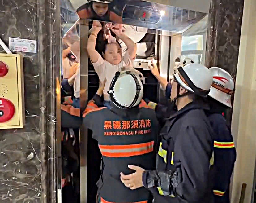 Cảnh Báo An Toàn: Sự Cố Thang Máy Khẩn Cấp Tại Hà Nội