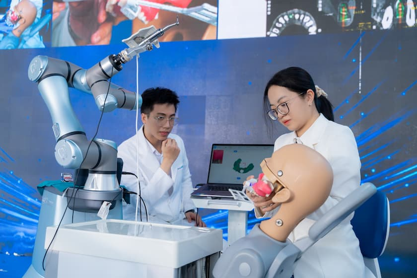 Nha Khoa Nhân Tâm: Đột Phá Với Robot Cấy Ghép Implant Mới