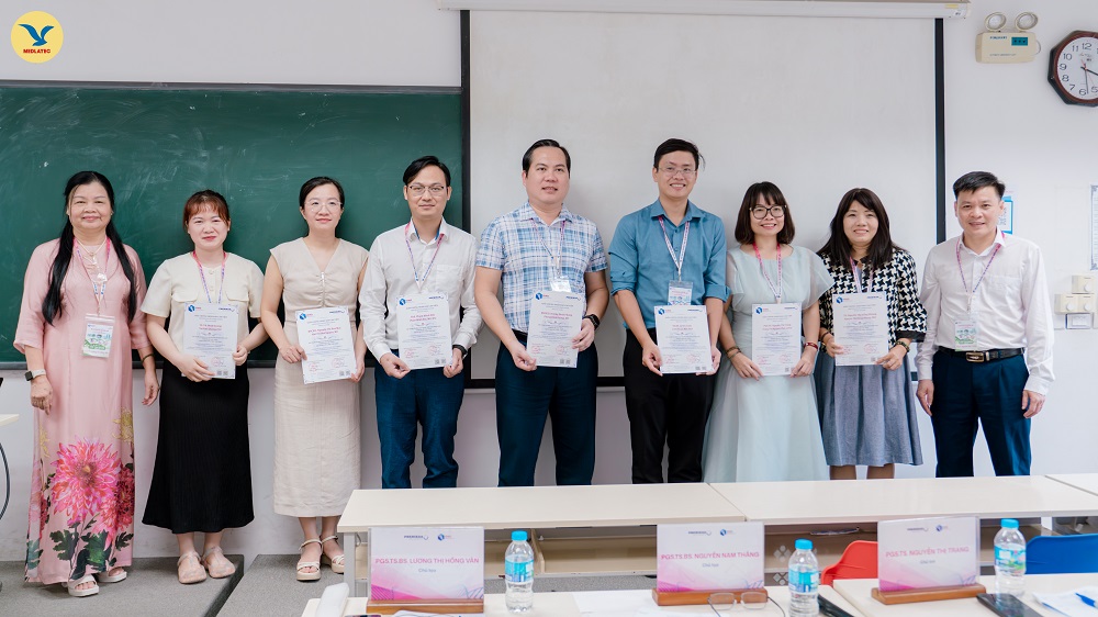 4-cac-bac-si-nhan-chung-chi-1786348848090804578593 Khám Phá Đột Phá Trong Y Học Chính Xác Qua Nghiên Cứu GEN Tại MEDLATEC - Ảnh 4.