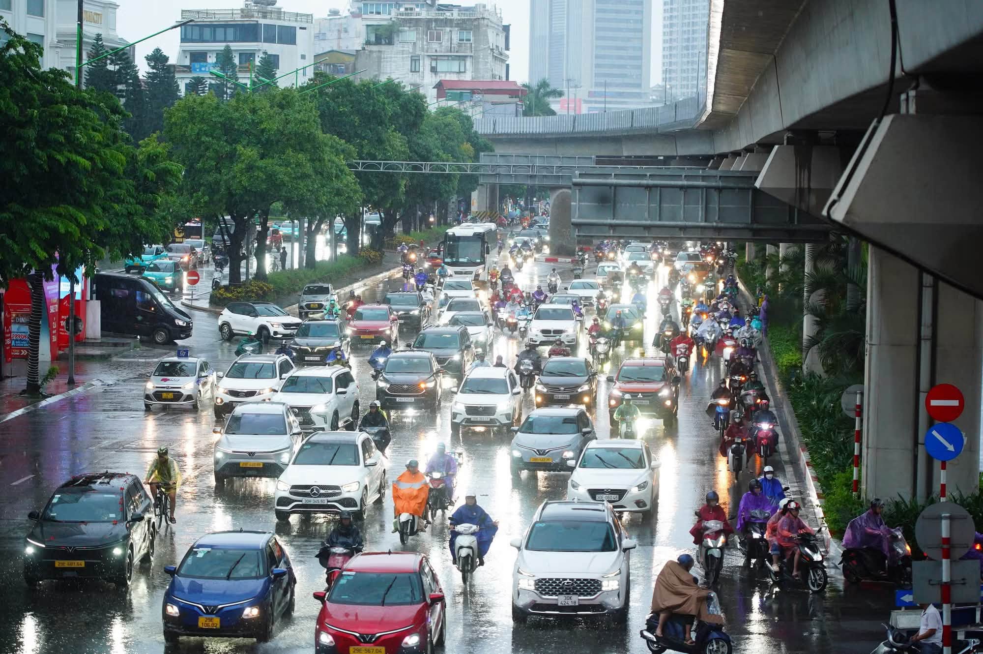 74175727414646538723634973490318970118189657n-17877848483551047560539 Miền Bắc mưa dông rải rác, Trung Bộ duy trì nắng nóng gay gắt- Ảnh 1.