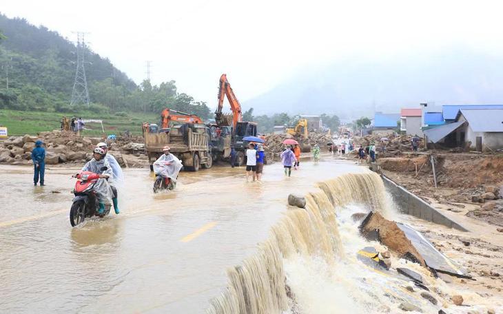 Mưa lớn gây thiệt hại.