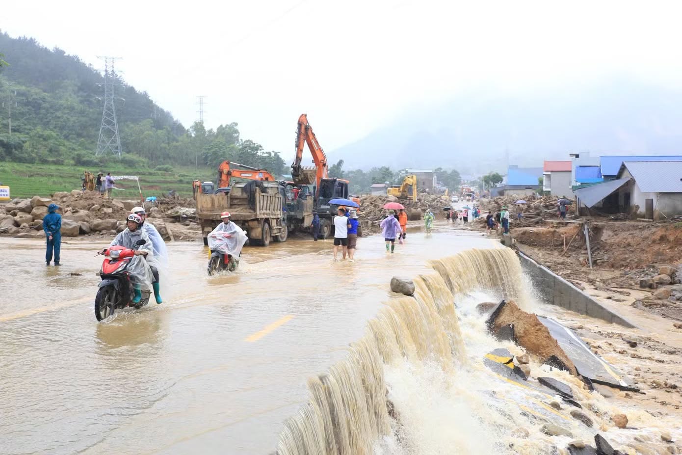 2 người tử vong, 1 người mất tích do mưa lũ- Ảnh 1.