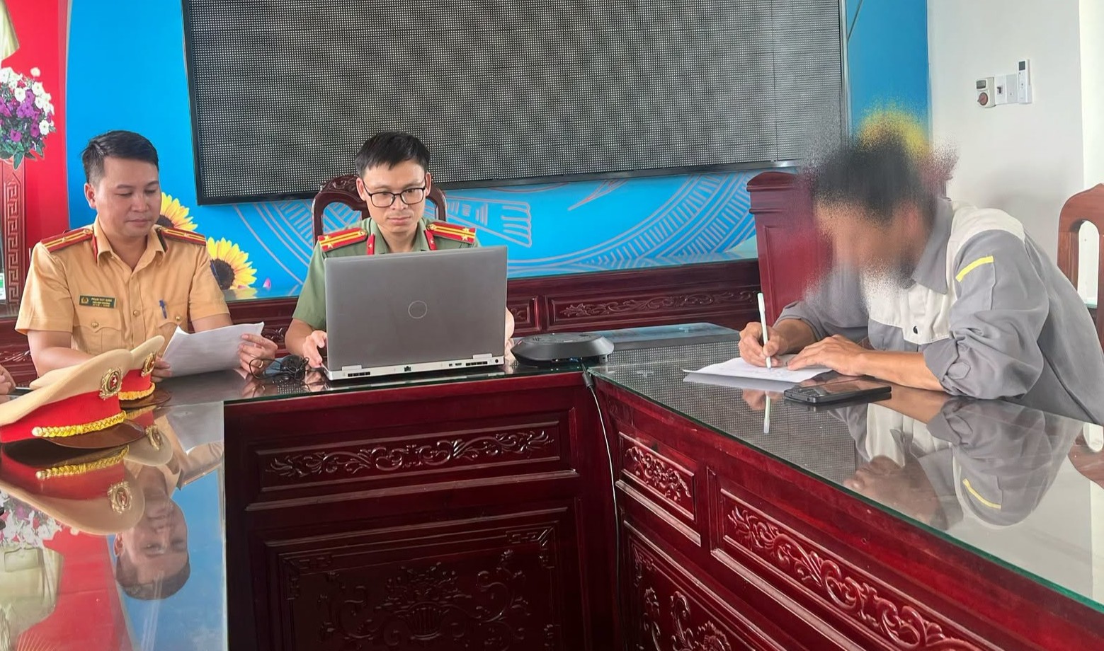 Nam thanh niên bị phạt 7,5 triệu đồng vì báo chốt CSGT - Ảnh 1.