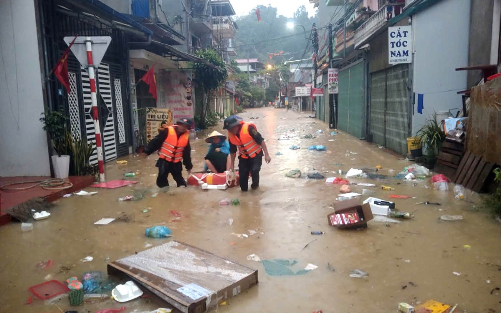 Những Bệnh Thường Gặp Trong Mùa Mưa Lũ Và Cách Phòng Ngừa Hiệu Quả