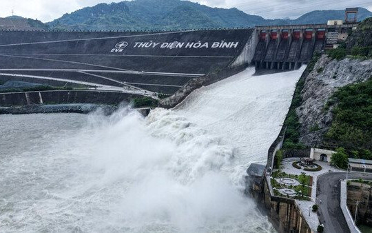 Thủy Điện Hòa Bình Đóng Cửa Xả Lũ Để Ứng Phó Bão Số 4
