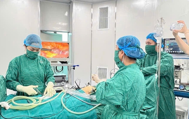 Câu chuyện cứu sống ấn tượng từ vỡ nang buồng trứng- Ảnh 1.