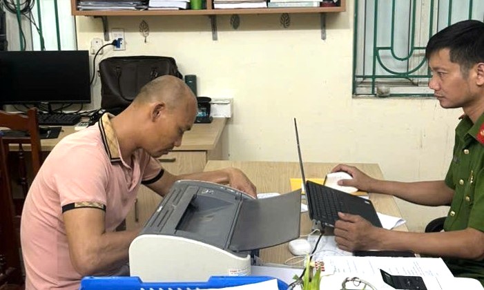 Phẫn nộ gã đàn ông đi xe máy dâm ô 2 bé gái- Ảnh 1.