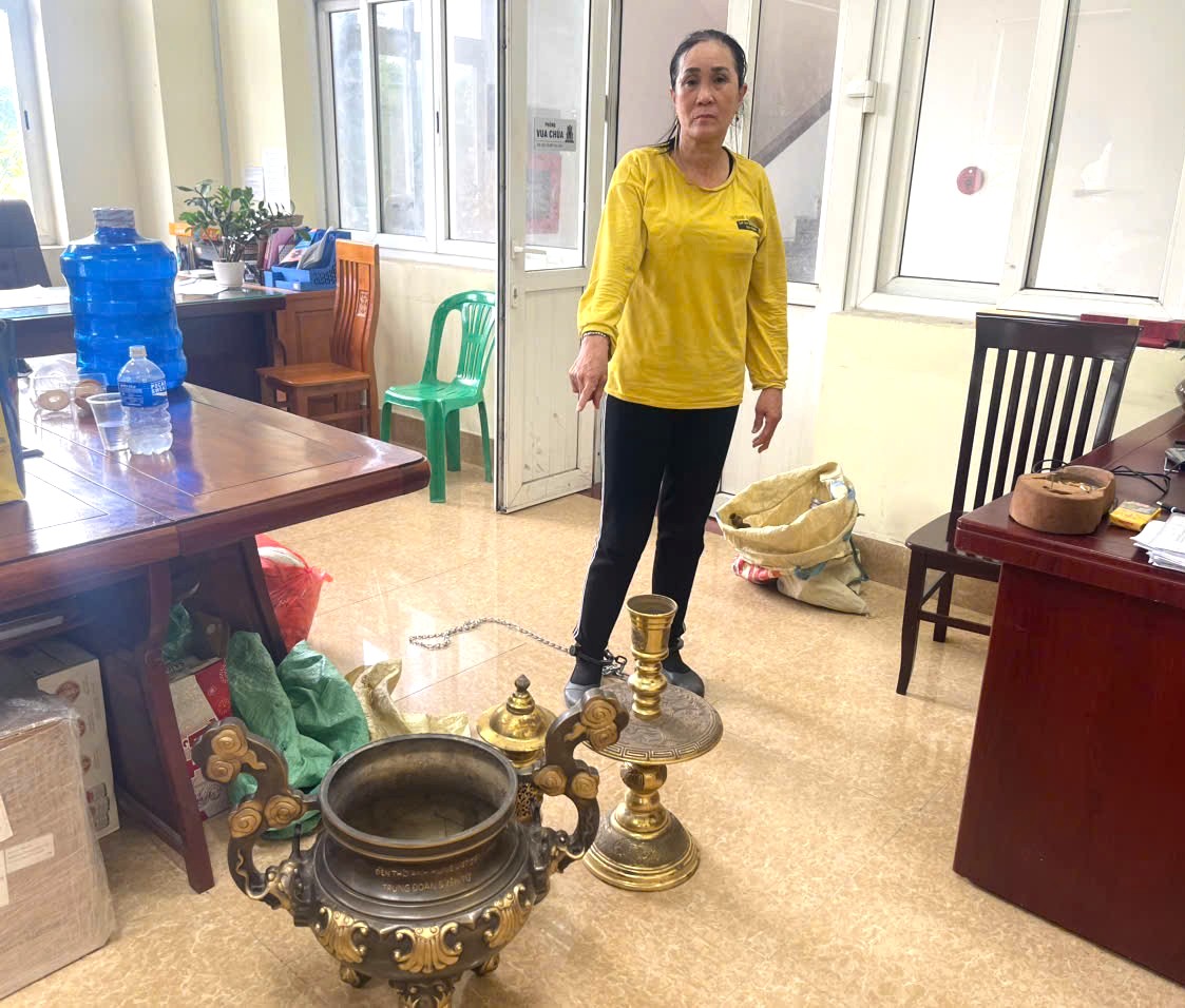 Người Phụ Nữ Bị Bắt Sau Khi Trộm Lư Hương Tại Đền Thờ Liệt Sĩ