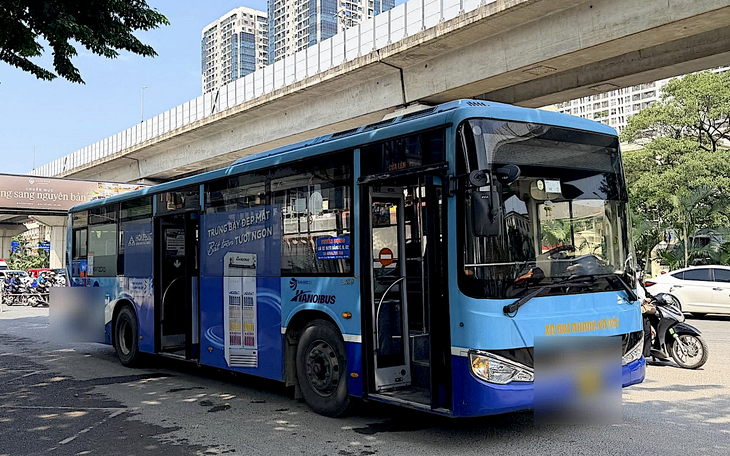 Tai nạn ô tô trên cầu Nhật Tân - Ảnh 1.