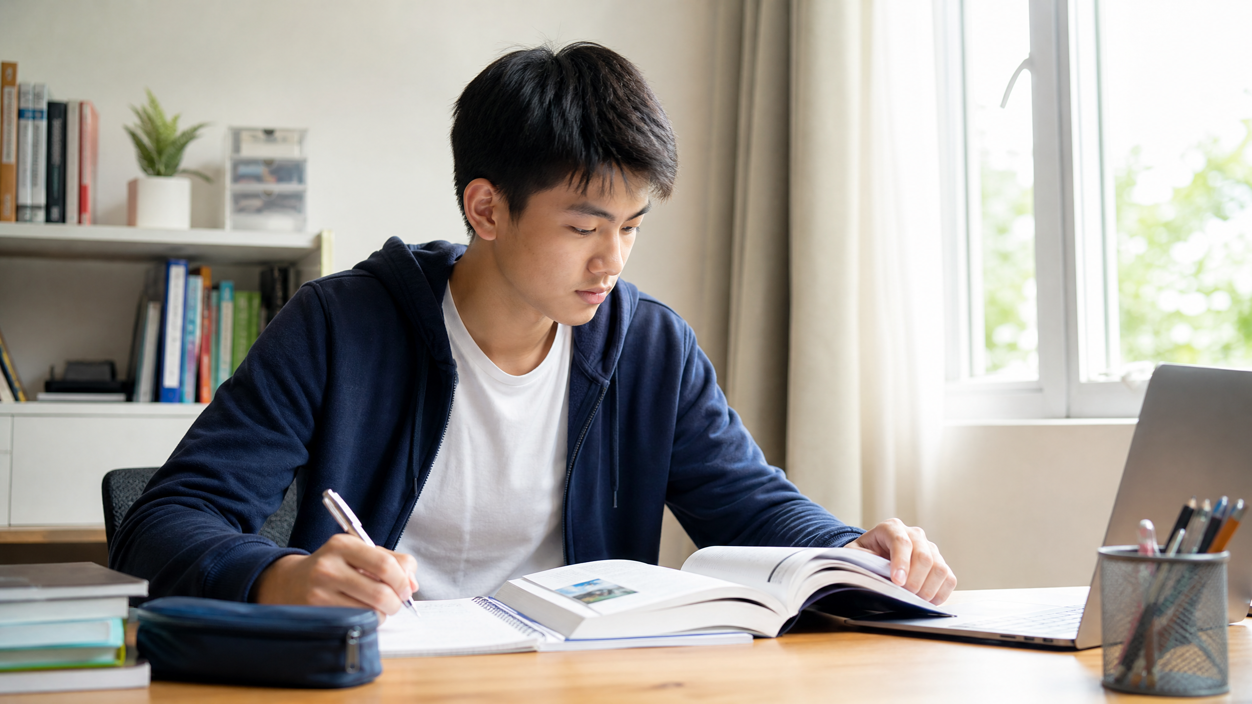 asianhighschoolstudentstudyingathome-17876489862811406114008 Cách tối ưu hoạt động học tập và nghỉ ngơi - Ảnh 1.