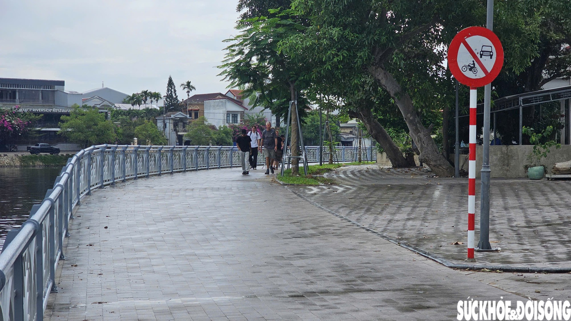 Mặc biển cấm, xe máy vẫn chạy vào đường đi bộ vừa hoàn thành ở Huế- Ảnh 2.
