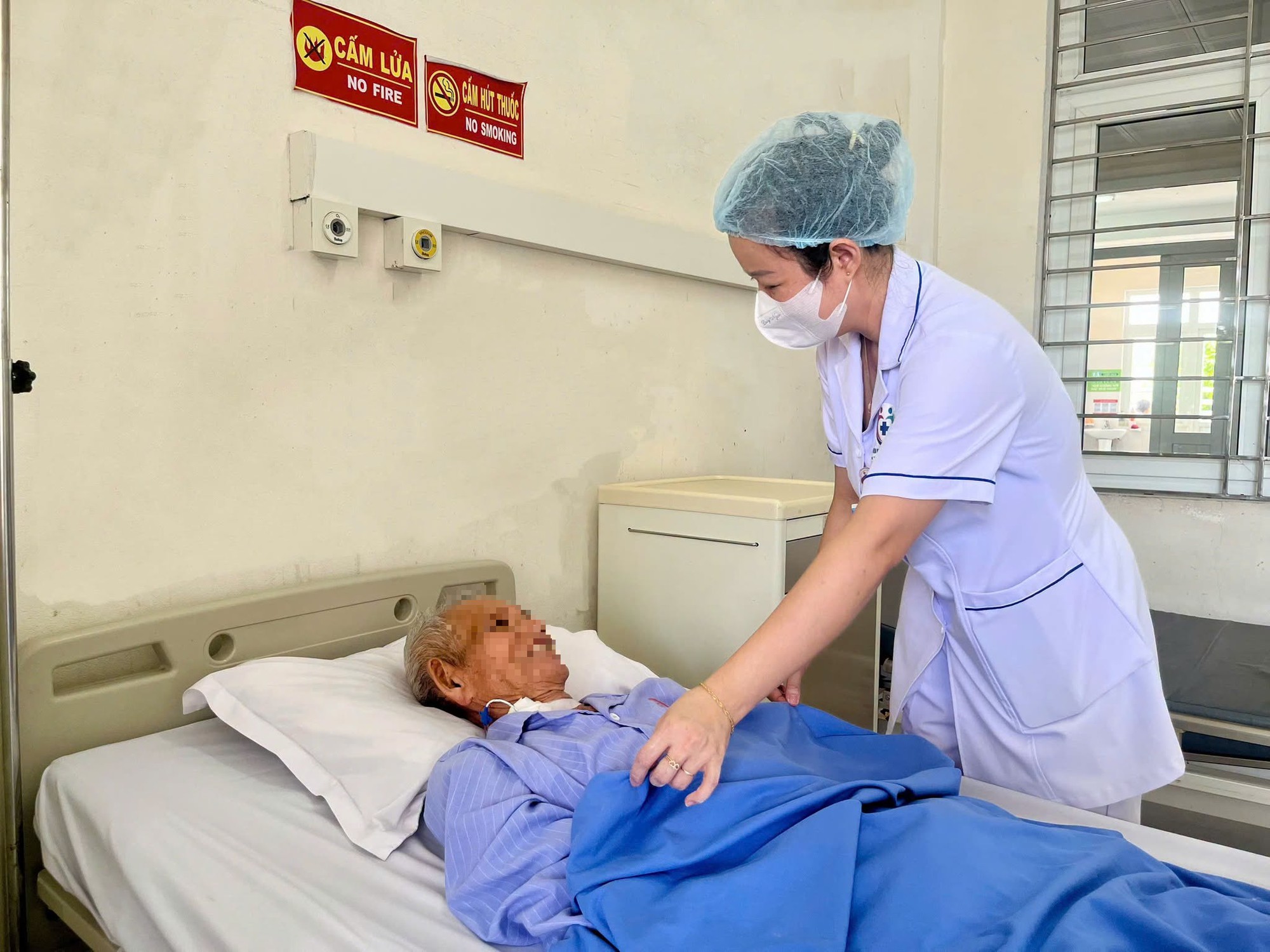 Cụ ông 90 tuổi phẫu thuật thành công do tắc ruột và nhiều bệnh lý nền