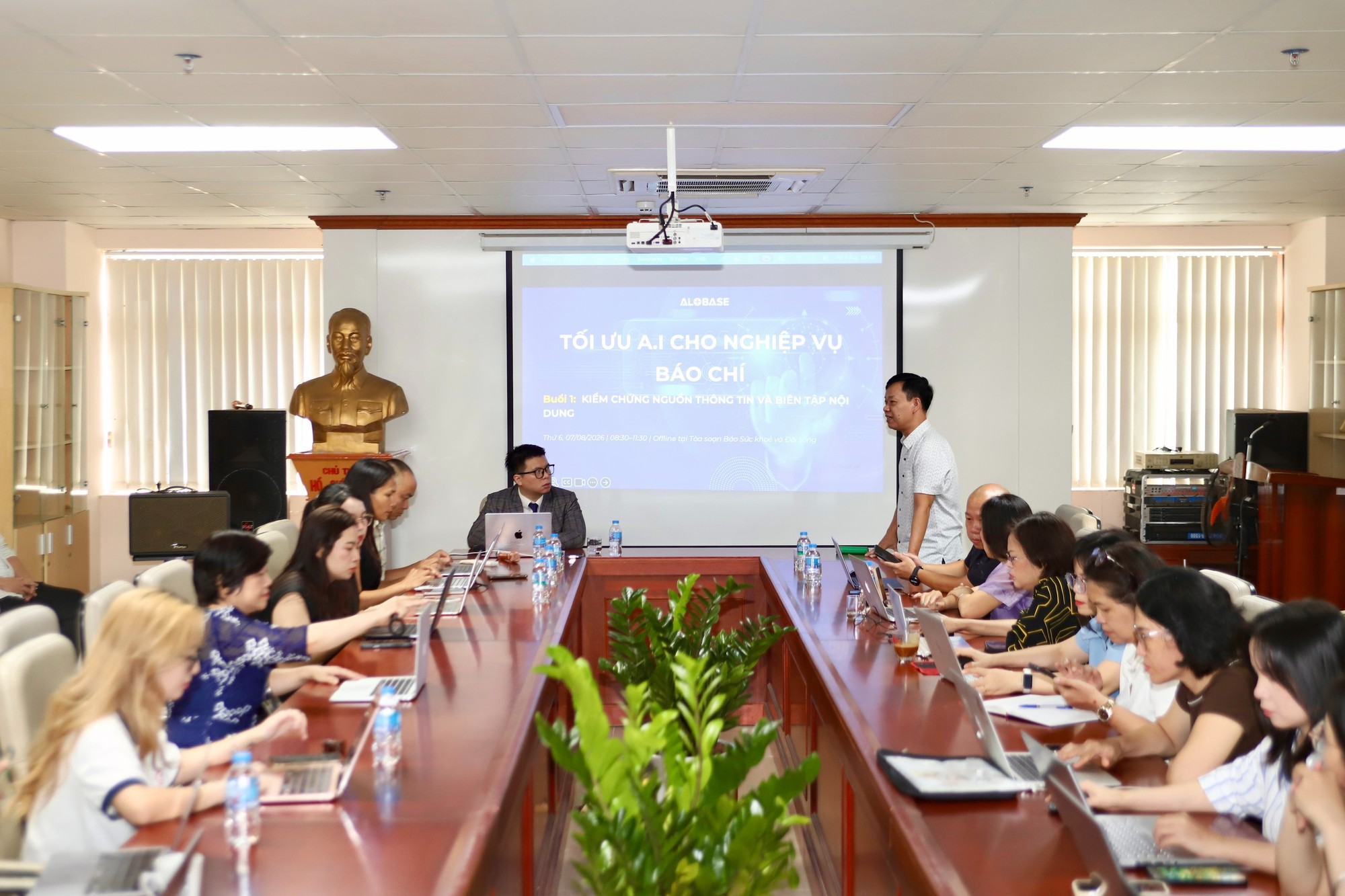 Báo Sức khỏe và Đời sống đẩy mạnh chuyển đổi số: Tổ chức tập huấn chuyên sâu kỹ năng ứng dụng AI trong sản xuất nội dung- Ảnh 1. Báo Sức khỏe và Đời sống đẩy mạnh chuyển đổi số: Tổ chức tập huấn chuyên sâu kỹ năng ứng dụng AI trong sản xuất nội dung- Ảnh 1.