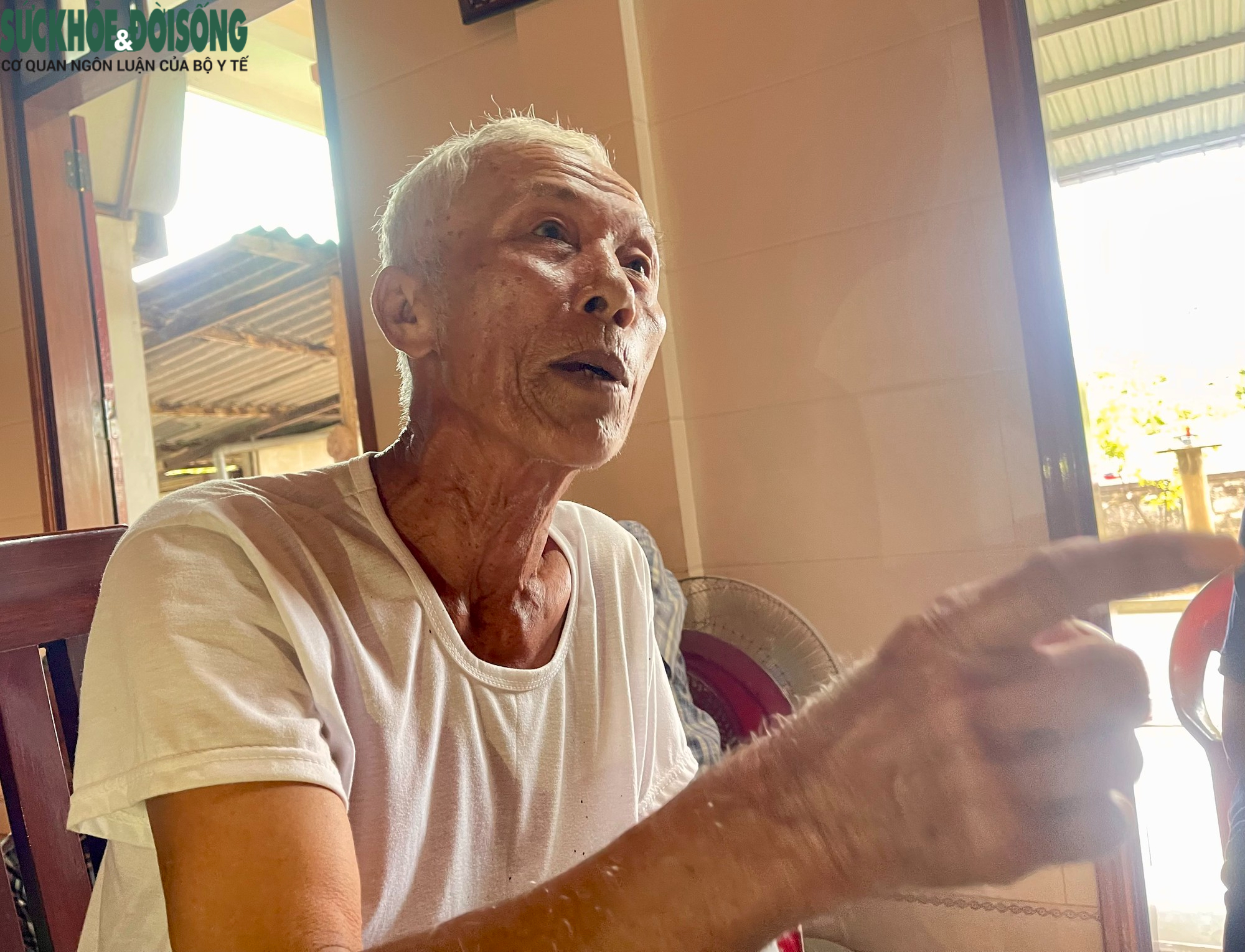 Ông Nguyễn Minh Chiến và nạn nhân chiến tranh.