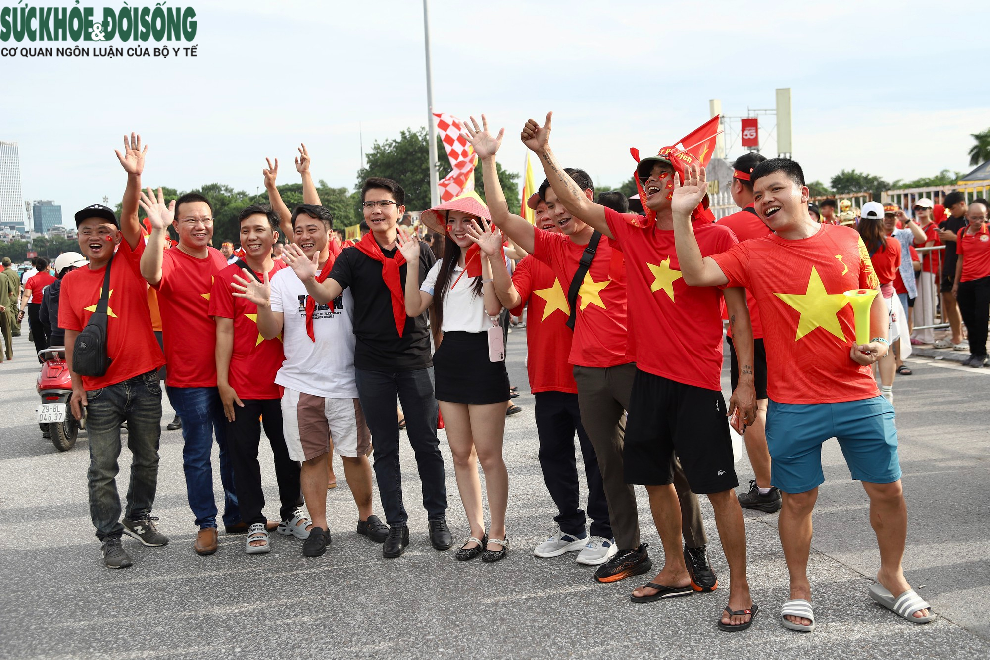 base64-1787738765326874458860 Không Khí Sôi Động Trước Trận Đấu Việt Nam - Thái Lan: Cổ Động Viên Mong Chờ Chiến Thắng - Ảnh 3.
