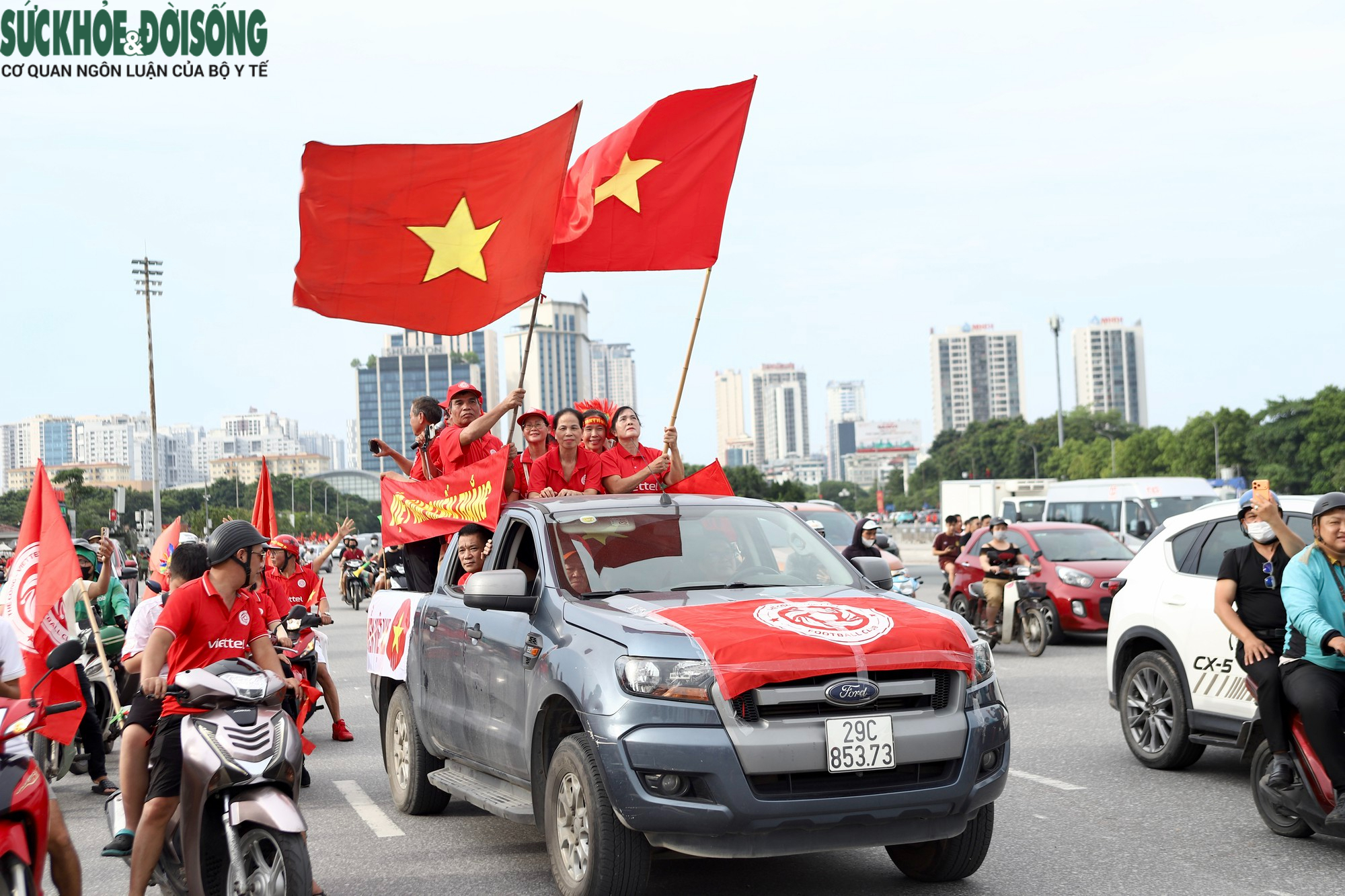 base64-17877387654061373443909 Không Khí Sôi Động Trước Trận Đấu Việt Nam - Thái Lan: Cổ Động Viên Mong Chờ Chiến Thắng - Ảnh 10.