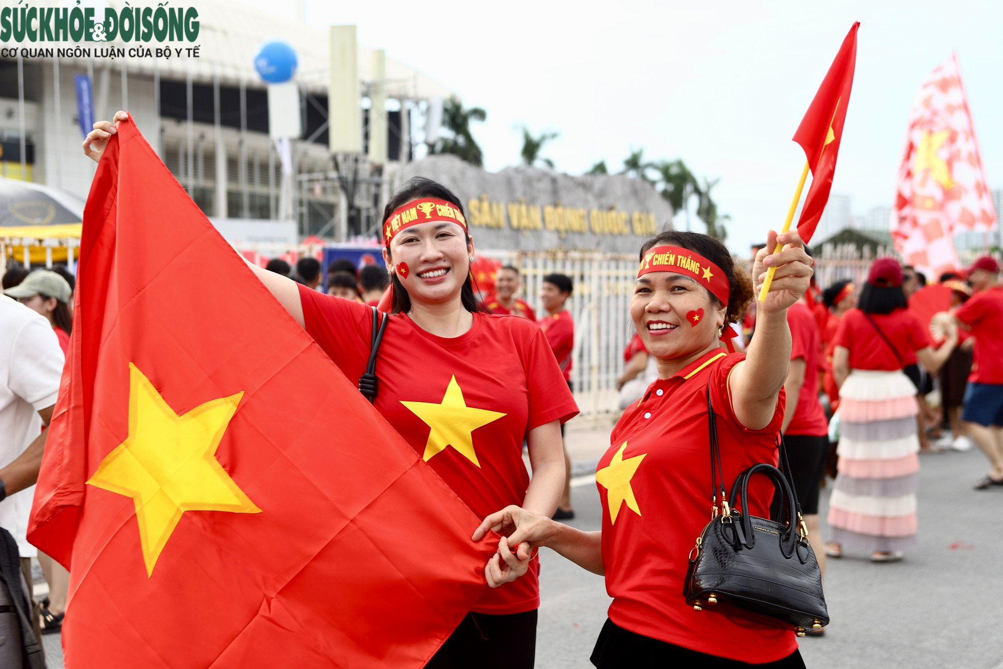 base64-17877387654292056679208 Không Khí Sôi Động Trước Trận Đấu Việt Nam - Thái Lan: Cổ Động Viên Mong Chờ Chiến Thắng - Ảnh 12.