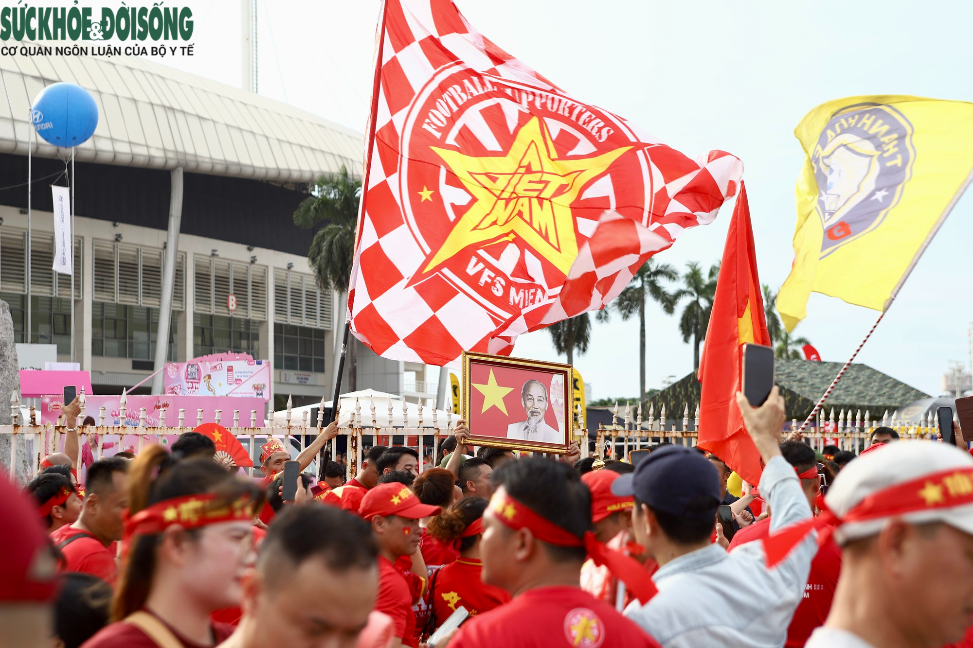 Không Khí Sôi Động Trước Trận Đấu Việt Nam – Thái Lan: Cổ Động Viên Mong Chờ Chiến Thắng