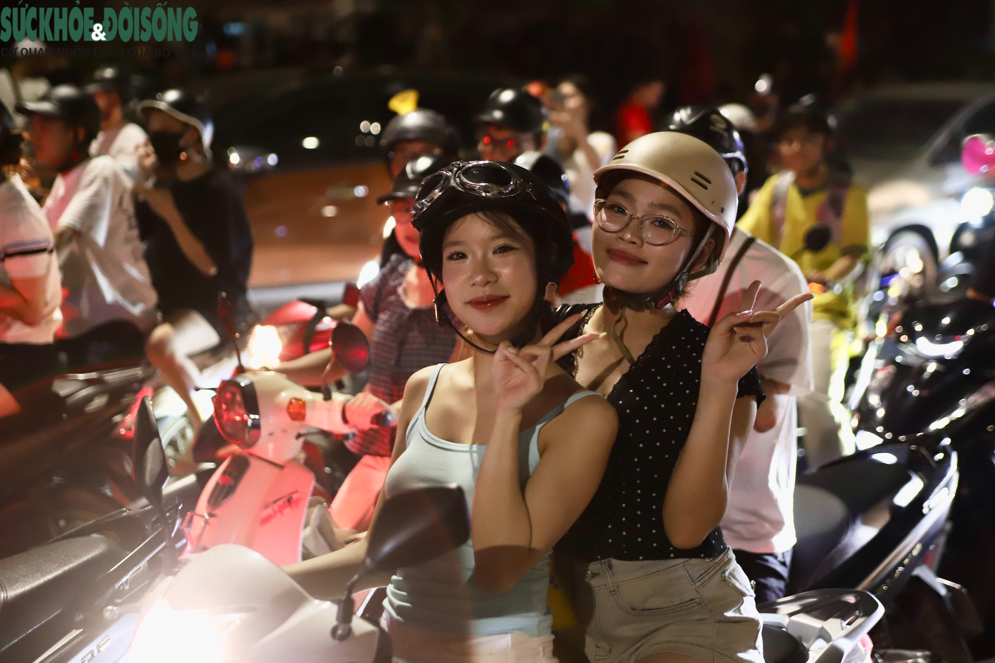 Người dân vui vẻ hòa nhạc