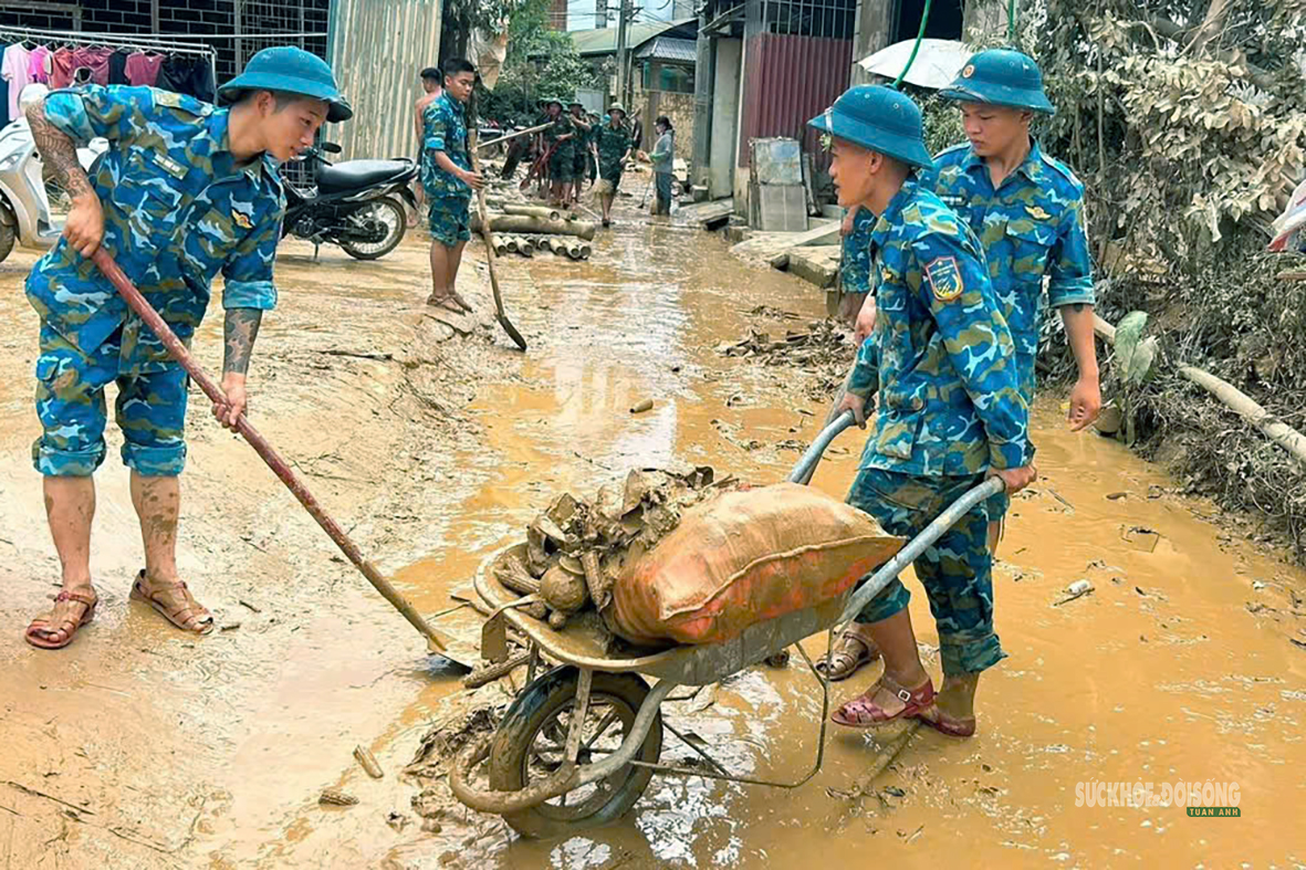 Bộ đội 'buông súng cầm xẻng' dọn bùn giúp dân khắc phục hậu quả bão số 4- Ảnh 3.