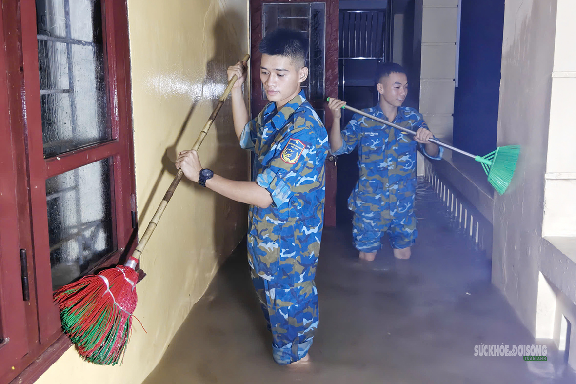 Bộ đội 'buông súng cầm xẻng' dọn bùn giúp dân khắc phục hậu quả bão số 4- Ảnh 4.